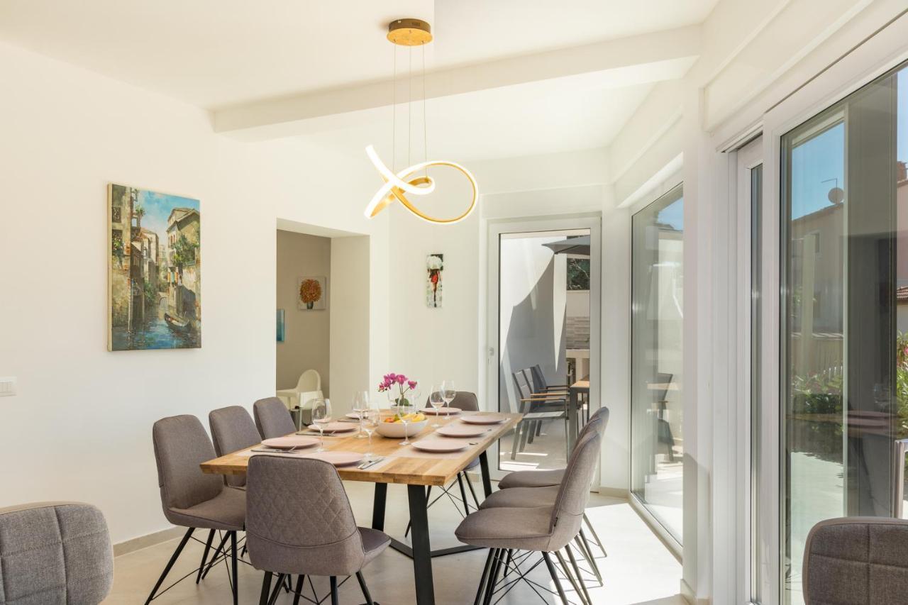 Villa Elena Deluxe Mit Whirlpool Und Beheiztem Pool Am Meer Und Wunderschoenen Blick Auf Die Brijuni Inseln Fažana Exteriör bild