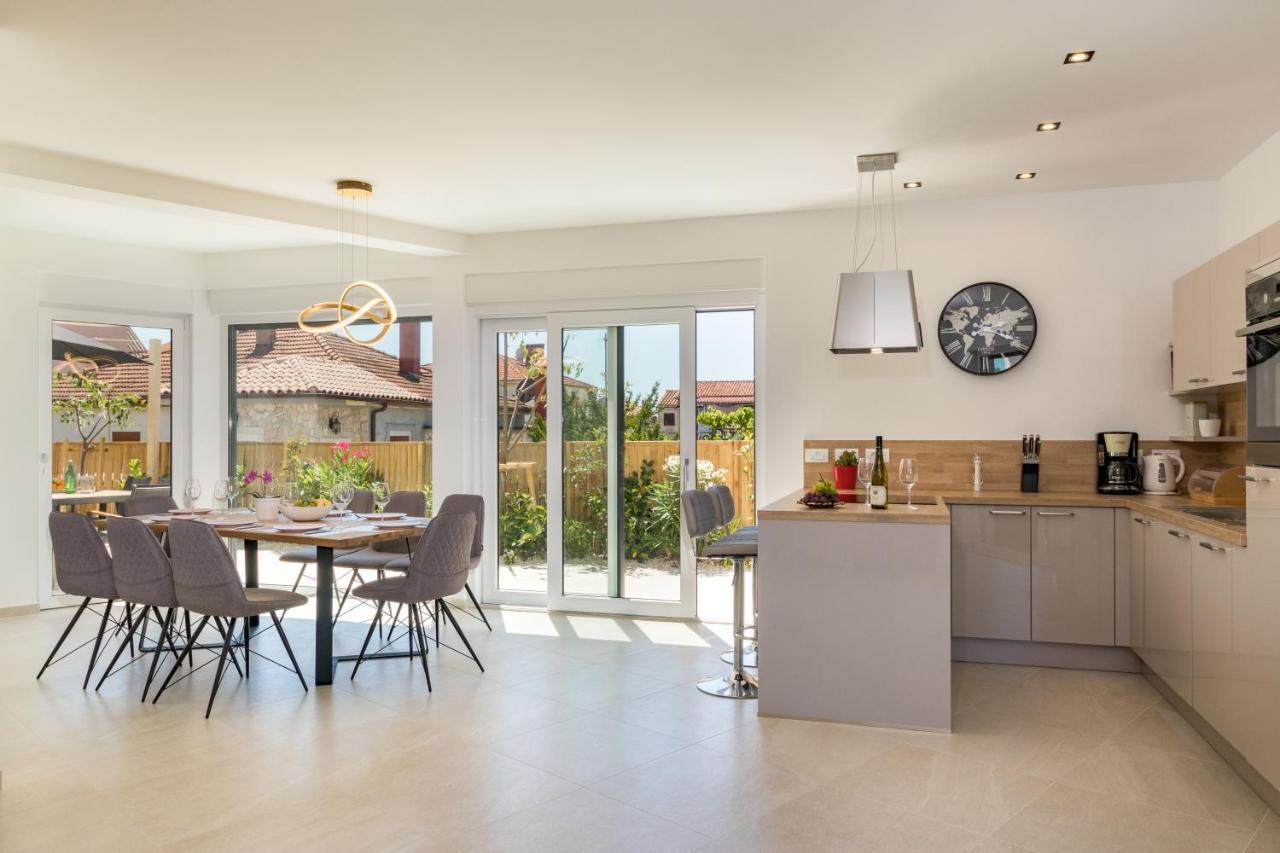 Villa Elena Deluxe Mit Whirlpool Und Beheiztem Pool Am Meer Und Wunderschoenen Blick Auf Die Brijuni Inseln Fažana Exteriör bild