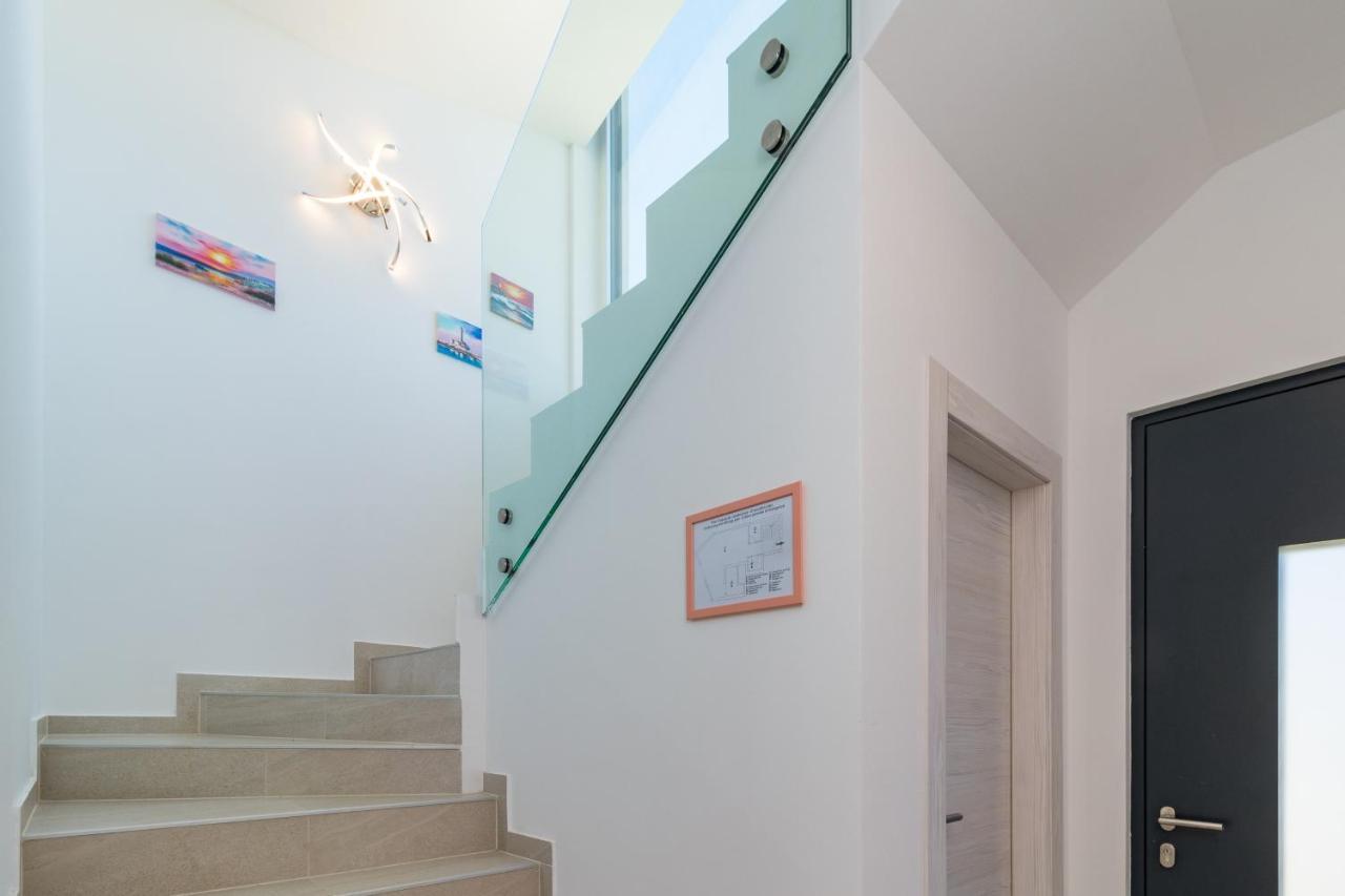 Villa Elena Deluxe Mit Whirlpool Und Beheiztem Pool Am Meer Und Wunderschoenen Blick Auf Die Brijuni Inseln Fažana Exteriör bild
