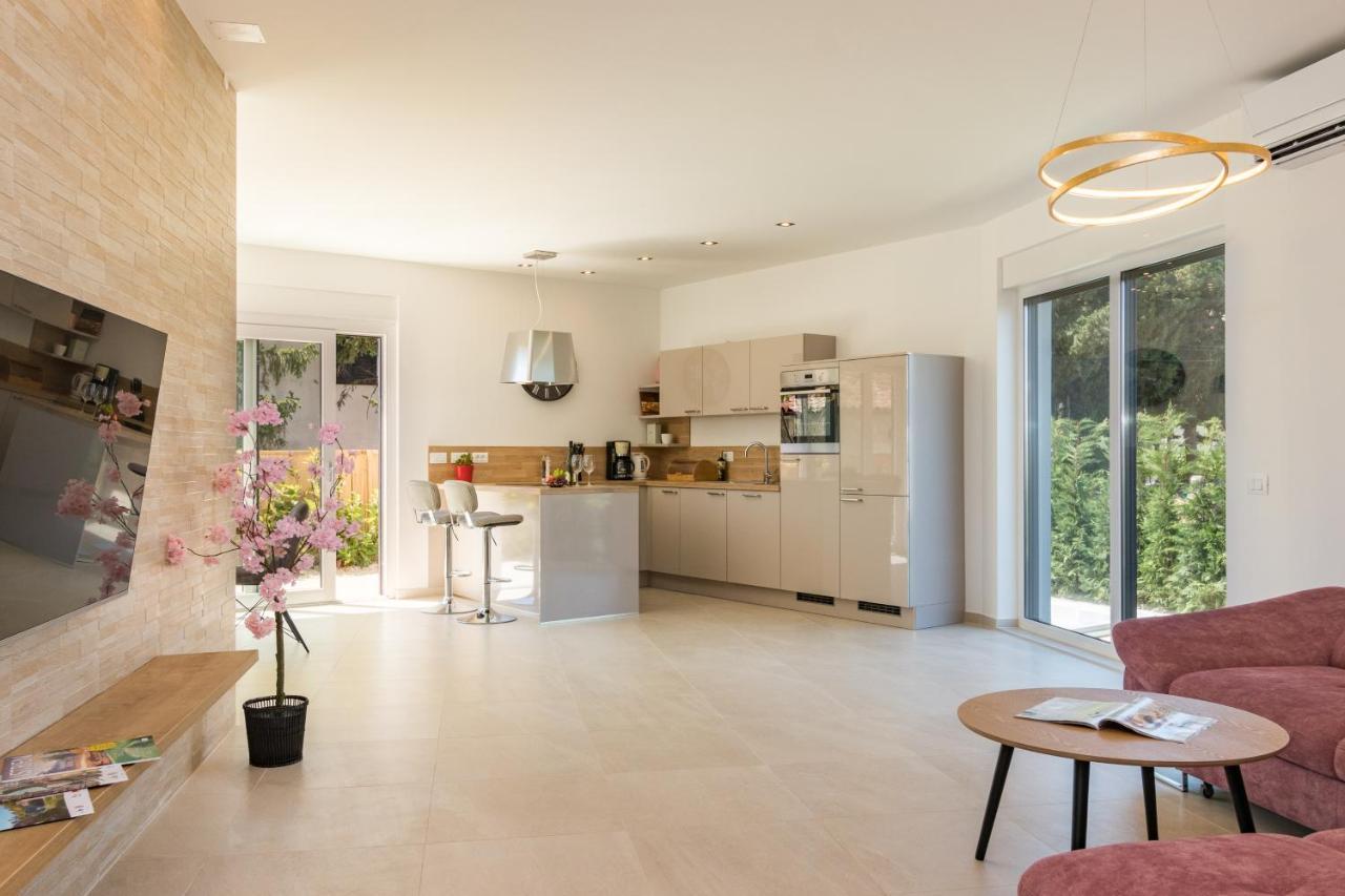 Villa Elena Deluxe Mit Whirlpool Und Beheiztem Pool Am Meer Und Wunderschoenen Blick Auf Die Brijuni Inseln Fažana Exteriör bild