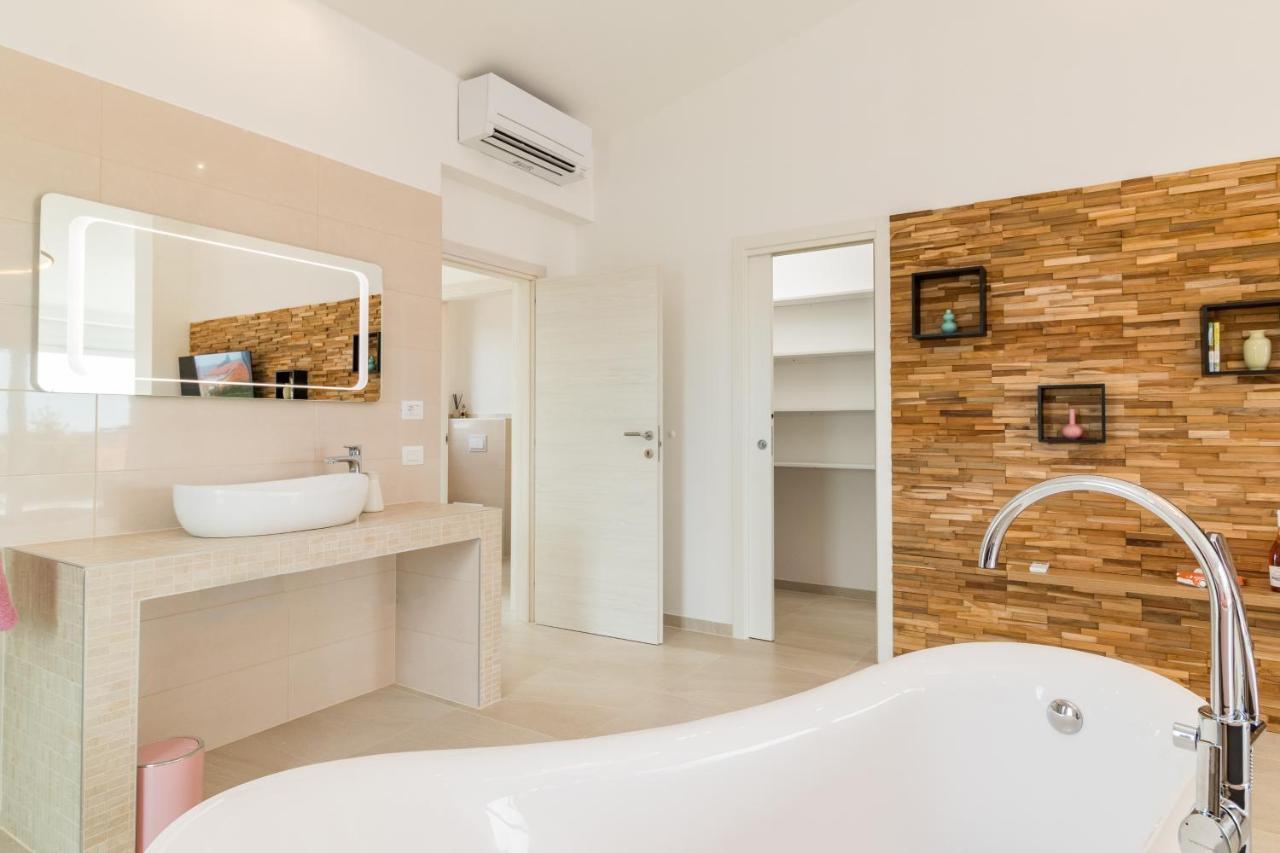 Villa Elena Deluxe Mit Whirlpool Und Beheiztem Pool Am Meer Und Wunderschoenen Blick Auf Die Brijuni Inseln Fažana Exteriör bild