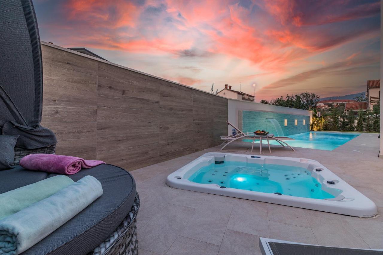 Villa Elena Deluxe Mit Whirlpool Und Beheiztem Pool Am Meer Und Wunderschoenen Blick Auf Die Brijuni Inseln Fažana Exteriör bild