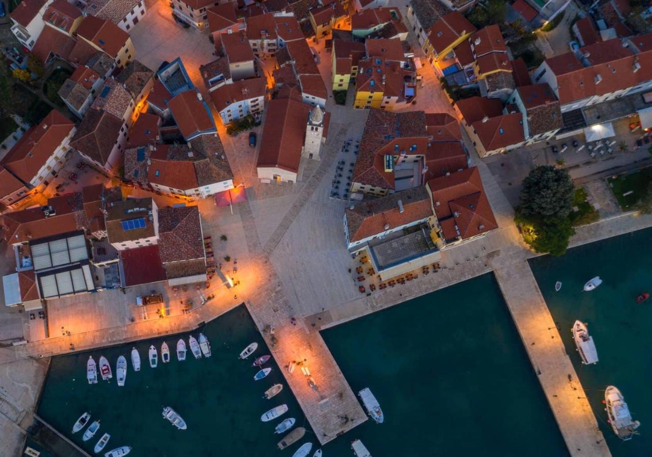 Villa Elena Deluxe Mit Whirlpool Und Beheiztem Pool Am Meer Und Wunderschoenen Blick Auf Die Brijuni Inseln Fažana Exteriör bild